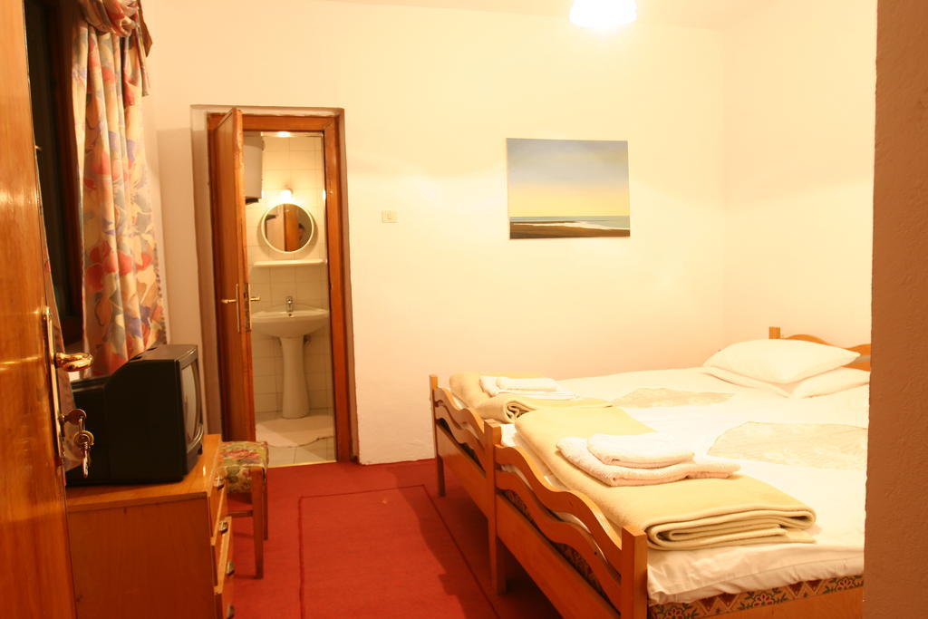 Guesthouse Pension Andrea Tirana Room photo